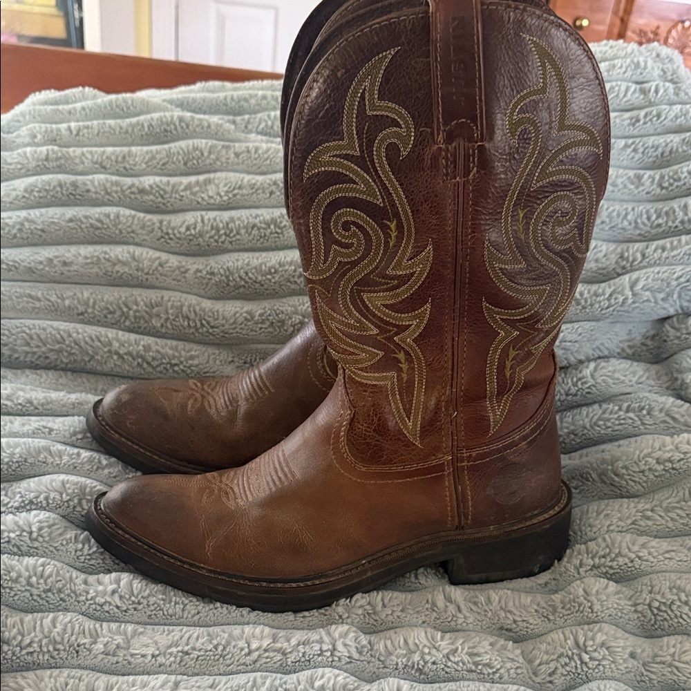 Justin Boots Tan and Brown Western Boots.       9 1/2 D  WK4575  Mens
